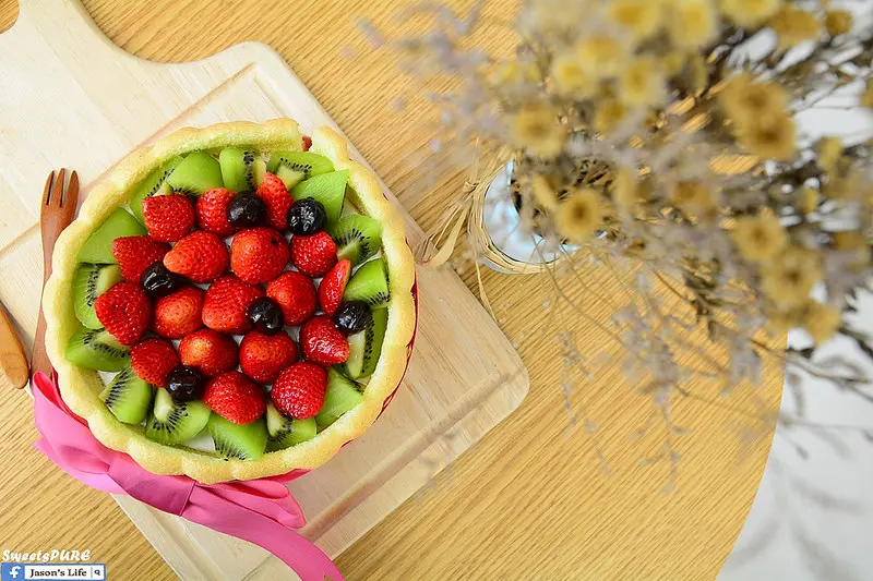 【台中│美食】母親節蛋糕推薦(預購中~4/30止)，猶如水果音樂盒，上層草莓+奇異果，內層則是蔓越莓蛋糕，曲奇餅乾折扣中。SweetsPURE