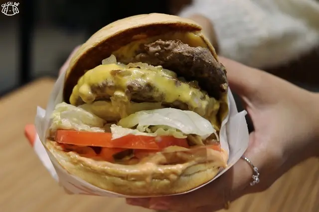 【台北大安．忠孝敦化站】CaliBurger（忠孝店）-東區美式餐廳 蔬食酪梨雞肉漢堡．雙層起士牛肉漢堡