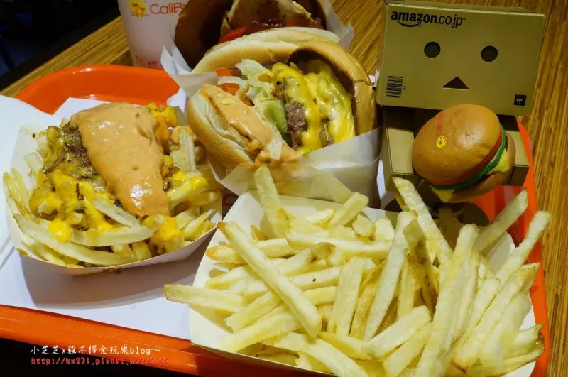 【台北美食】粱靜茹開的漢堡 Caliburger 西門町 無敵爆炸多薯條山 道地美式加州漢堡~