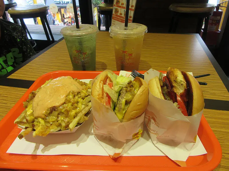 【台北西門町美食】CaliBurger加州風味漢堡，不用去美國，西門捷運站就吃得到的加州美味（爆漿漢堡），全球獨賣新產品Cali旋風新鮮馬鈴薯+Cali漸層氣泡飲，酷暑來涼一夏