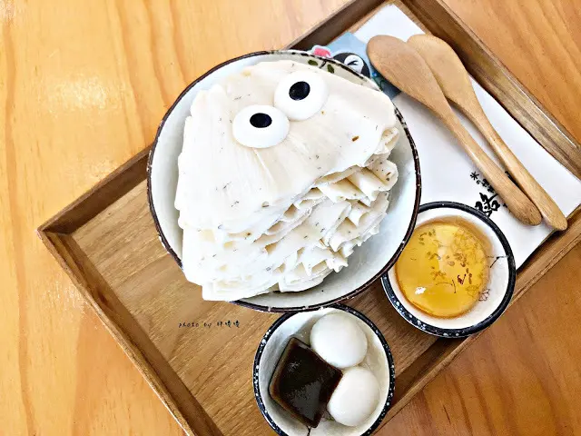 【台中 西區】路地 氷の怪物 (存中店)👀消暑怪物雪花冰，可愛逗趣又美味，冰品種類多樣，多達25種配料任選，鬆餅外酥內鬆軟，完美擄獲我們的心💖💖💖
