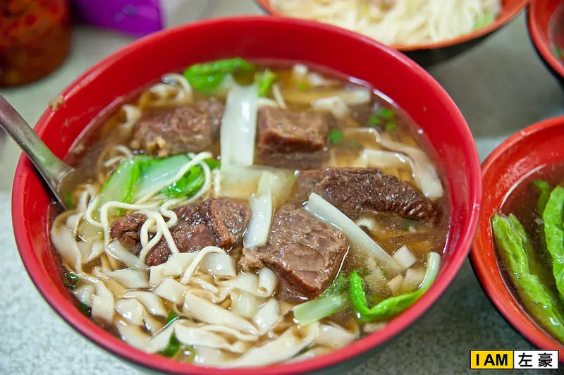 [食記] 鳳山 黃家牛肉麵 (牛腱肉好咬，必點!)