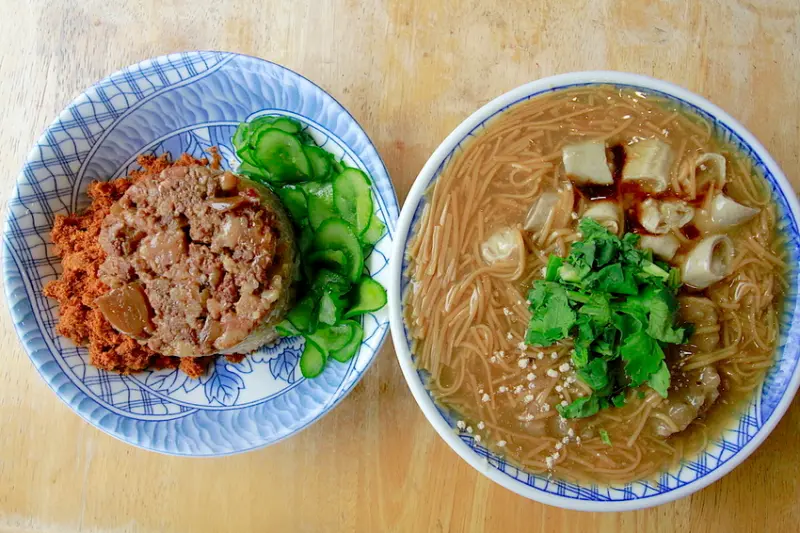 吃。高雄|左營區| 高雄知名麵線店，自由路分店，專賣麵線羹、米糕及肉圓之平民小吃，整體口感美味值得推薦「鳳邑麵線-自由店」。