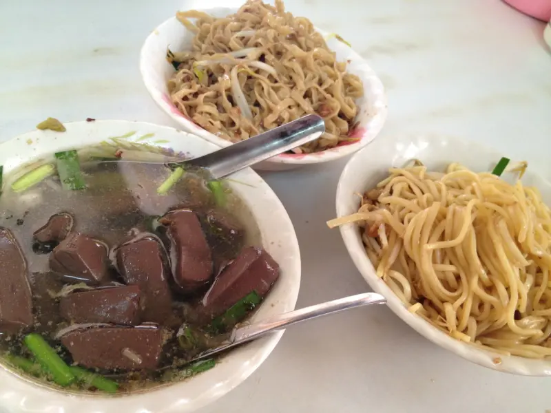 <小吃>大腸豬血湯-乾麵+豬血湯，活力早餐又一枚!!              