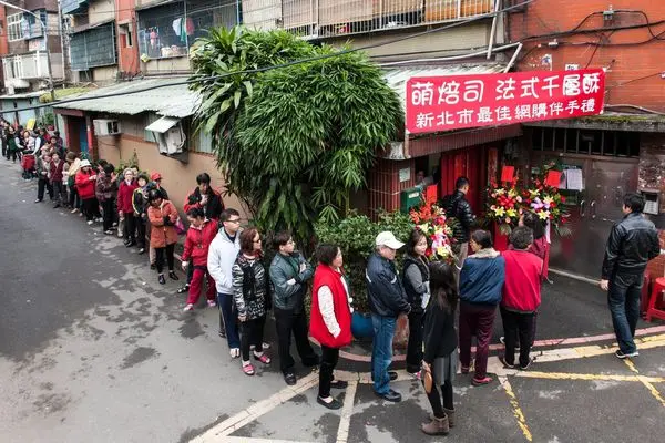 新北伴手禮排隊名店。萌焙司千層酥。辦公室團購人氣法式千層酥(拿破崙酥)。大排長龍超人氣