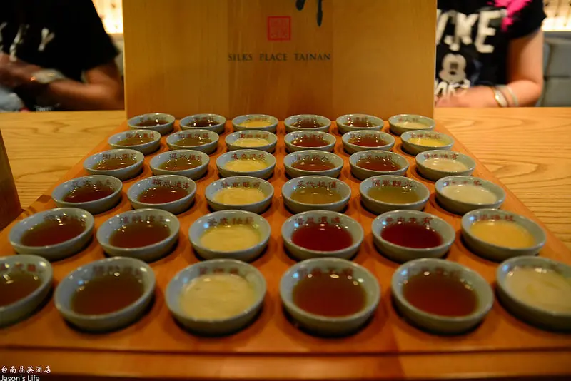 【台南│美食】池畔酒吧，結合中國茶葉及西式調酒的36計調酒shot，須提前預約，噱頭十足。台南晶英酒店水晶廊