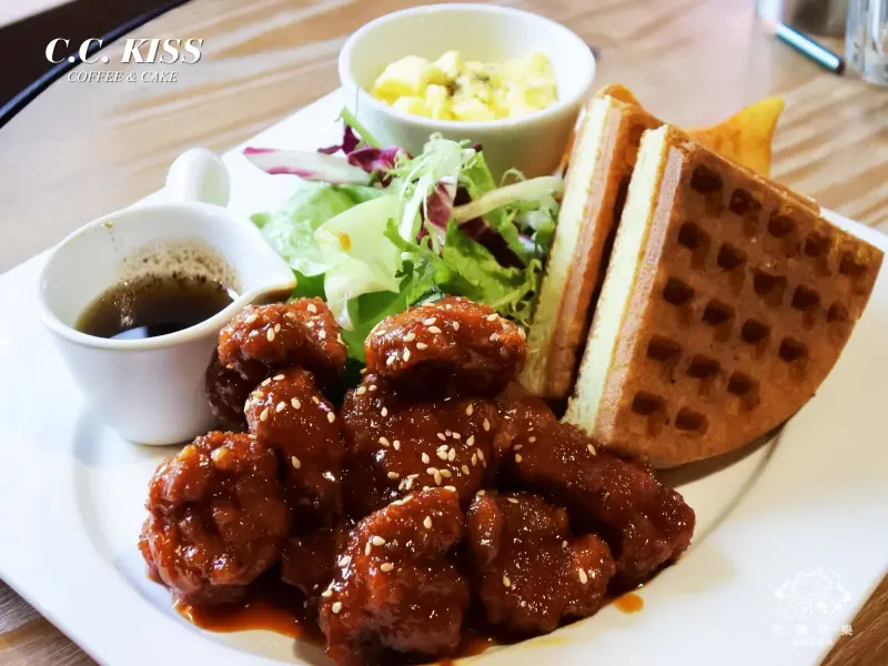 《美食推薦》【台北大安】查理布朗C.C.KISS。台北東區下午茶 早午餐新品上市 特推韓式酸辣炸雞鬆餅 法式水果香榭 捷運忠孝復興站美食 台北必吃美食推薦