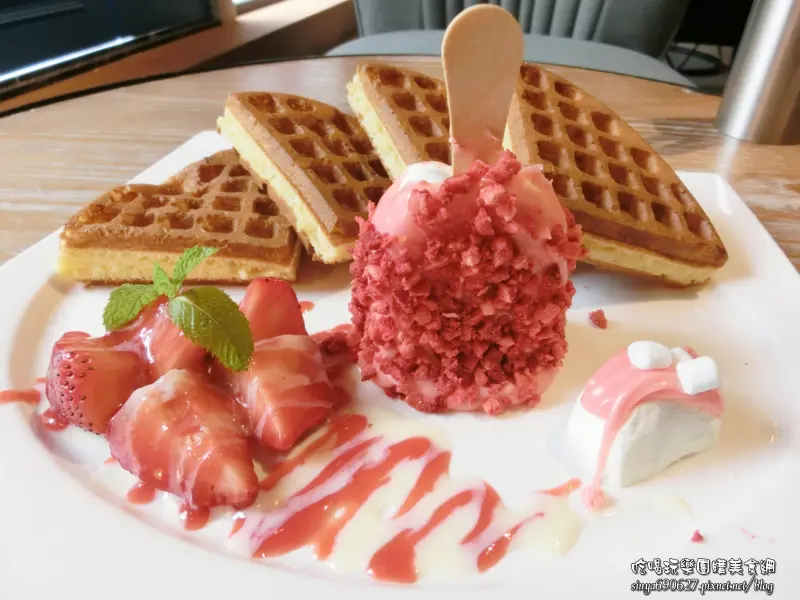 《美食推薦》【台北】「查理布朗C.C.KISS coffee & cake」東區下午茶首選．捷運忠孝復興站美食．特製雪糕餐嘗鮮體驗分享