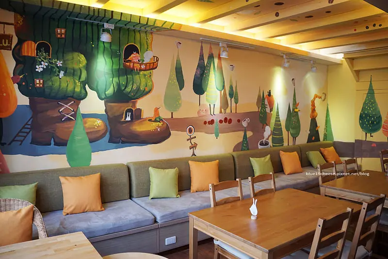 【台中西區】七個醫師的咖啡 - 17歲插畫家傻嚕筆下充滿可愛童話又療癒的畫風.幫助弱勢希望咖啡館.來傳遞溫暖吧.AZ學生活建案旁.近美術館