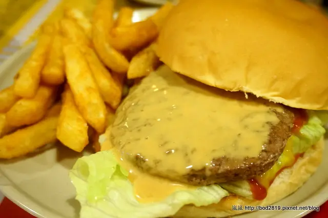 【台中東海】feed me美式漢堡－99元的漢堡套餐！平價還有汽水飲料暢飲，特別的巨無霸漢堡