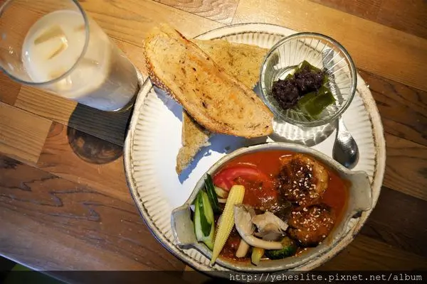 是吉咖啡- 藤蔓纏繞著麵包香，原來我在前往是吉的路上