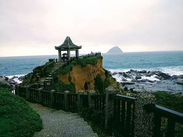 【旅遊】搭台灣觀巴遊北海岸》和平島公園賞奇岩、正濱漁港彩色屋 原民料理嘗美味