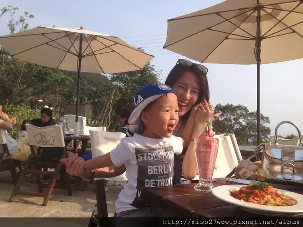 【內湖】((食記.碧山嚴)) 暫離城市的小郊區穠舍田園咖啡義大利菜 可以採草莓還可以讓小屁孩放電的好地方