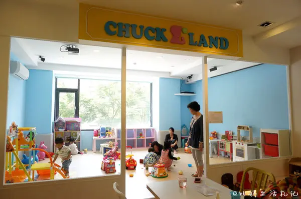 <親子餐廳> 清新舒適的北歐風格 ▫ 有小小孩喜愛的室內及戶外遊戲區 ▫ 離捷運文德站很近@CHUCK LAND Cafe 親子咖啡♠台北市內湖區