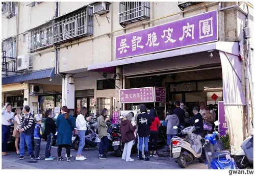 台中超夯脆皮肉圓，吃起來有雞排香氣，排到馬路邊也要吃！