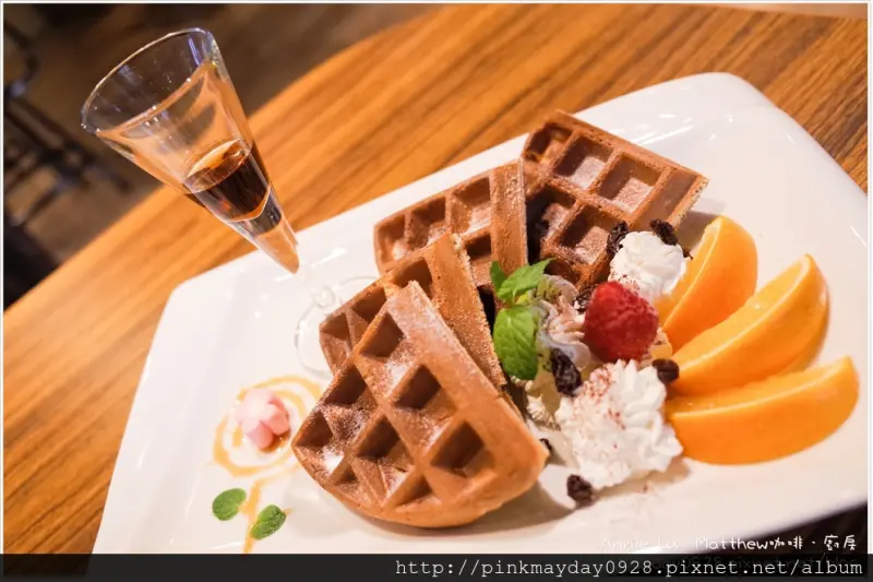 ✿高雄✿ 沉穩色系用餐環境 親切的服務態度 平價餐點選擇 現點現做的義大利麵味道還不錯 ➜ Matthew咖啡．廚房