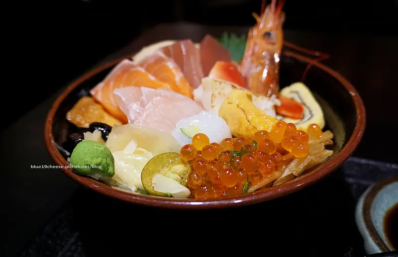 【台中西屯】八坂丼屋 - 平價丼飯套餐划算又選擇多.另有本日限定海鮮.日式風格裝潢.生魚片海鮮丼繽紛多樣.大遠百12樓