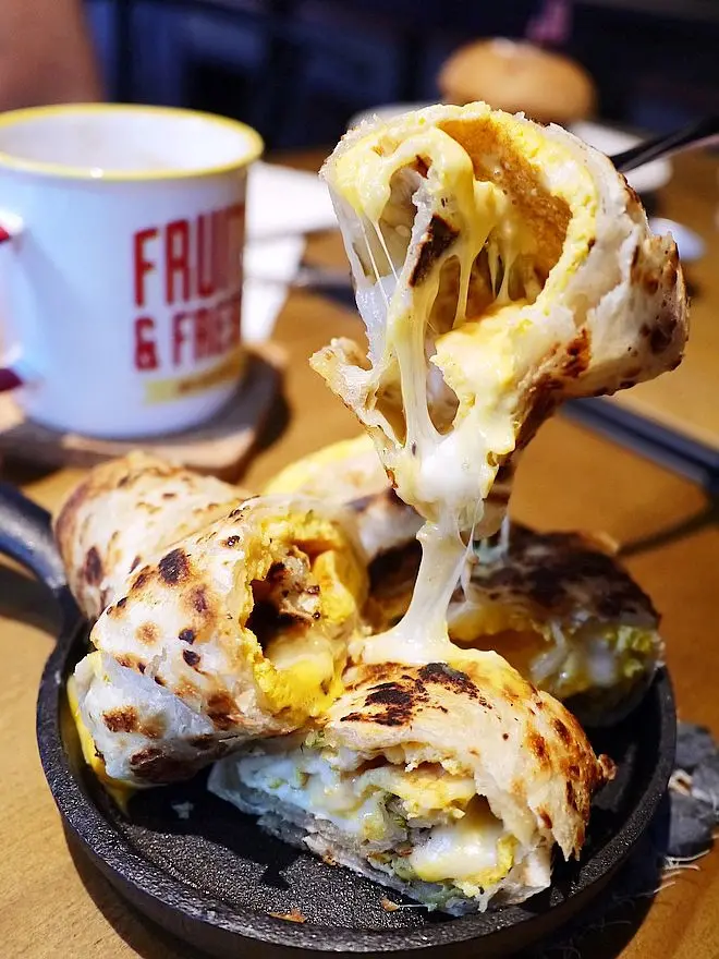 【台北】西門 Guru House 新開幕鐵鍋蛋餅‧輕食‧三明治‧漢堡‧小餐酒 大推平價x美味的終極宿醉三明治！