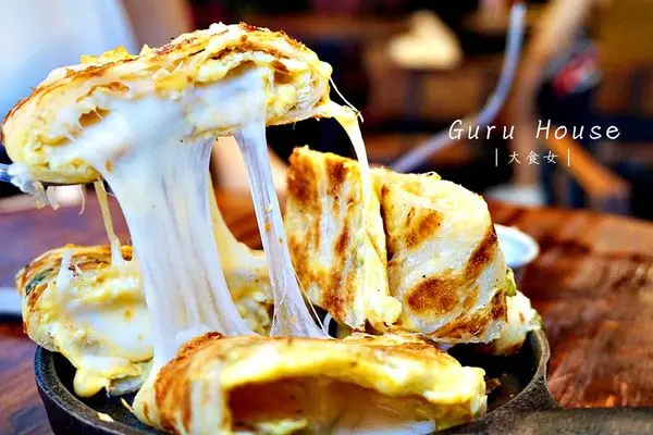 [西門町美食] 牽絲無極限的鐵鍋蛋餅，七十大洋就吃得到了！❐Guru House❖ 早午餐、漢堡、三明治、帕尼尼、甜點、咖啡、現打果汁、調酒，這裡通通有！(附完整菜單MENU) 