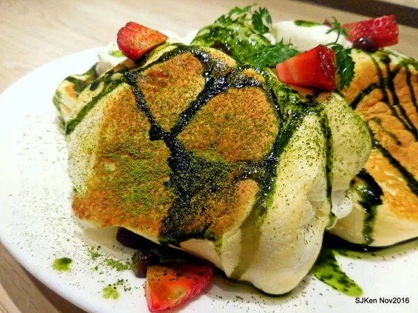 (台北松菸下午茶 / LeTAO小樽洋菓子舖/ 市政府站)「LeTAO 小樽洋菓子舖」松菸店--- 時尚裝潢洋溢異國風情，精緻擺盤完善解說服務，盡享美味宇治抹茶鬆餅、墨魚義大利麵，與下午茶精緻餐飲。