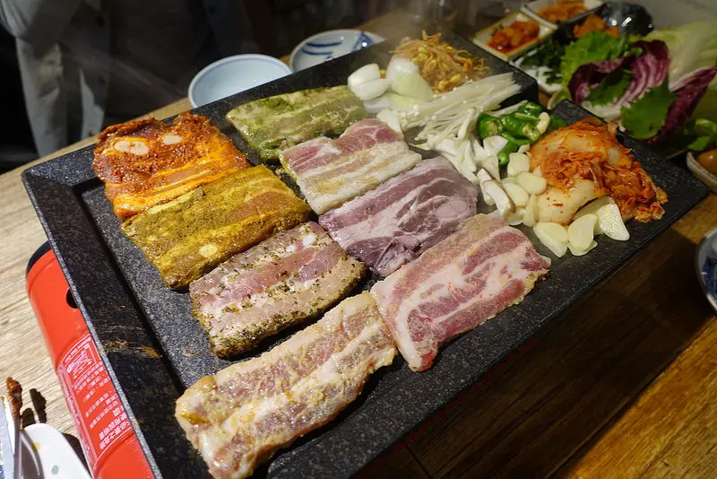 (胖樺食記)捷運忠孝敦化站八色豬烤肉「娘子韓食-大安店」/近市民大道/韓式炸雞/專人服務/EZTABLE訂位