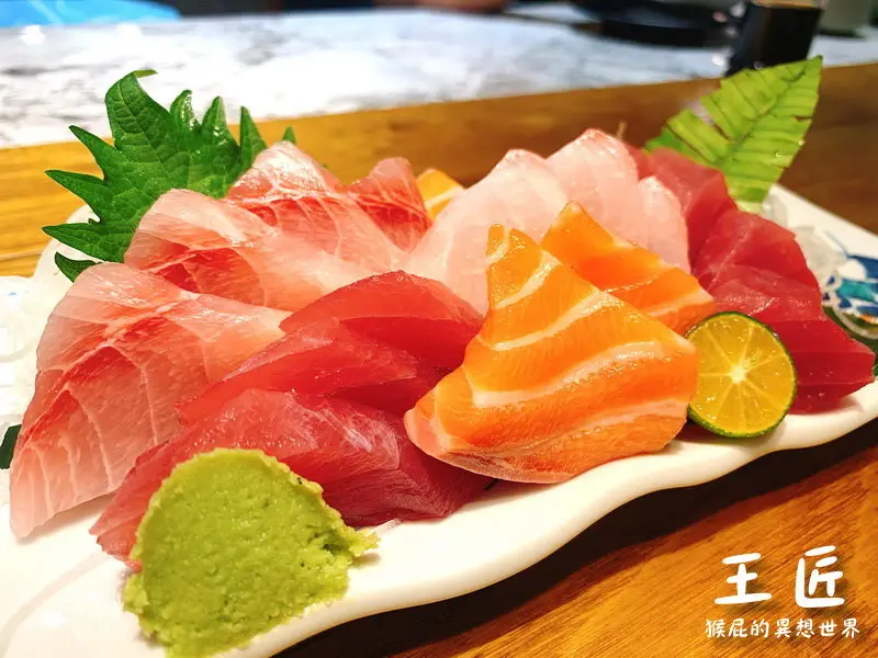 【東港碼頭美食】東港華僑市場-王匠黑鮪魚生魚片&日本料理！食尚玩家推薦王匠生魚片專賣店！內有王匠生魚片菜單！(屏東美食) @猴屁的異想世界