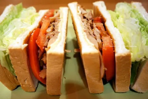 【台中大里】大門咖啡BIG DOOR COFFEE - 服飾咖啡同一地方不同空間.燻雞三明治和無敵比較濃拿鐵不錯又划算.下次來這邊辦紅色趴.哈