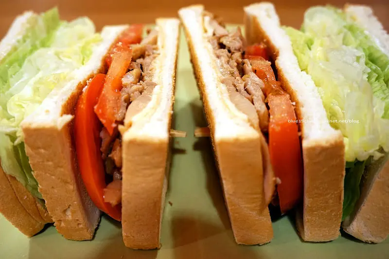 【台中大里】大門咖啡BIG DOOR COFFEE - 服飾咖啡同一地方不同空間.燻雞三明治和無敵比較濃拿鐵不錯又划算.下次來這邊辦紅色趴.哈