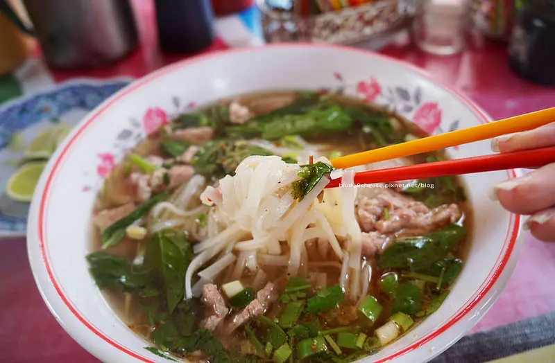 【台中南屯】黎明王炒麵 - 每到用餐時間坐滿滿的路邊隱藏美食小吃攤.豬肉河粉好吃.魯肉飯瓜仔肉飯爌肉排骨炒麵炒飯都有喔