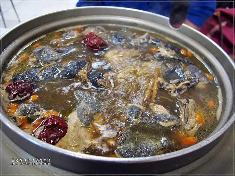 [捷運美食-大坪林站] 新店美食溫補熱補涼補養生補氣四季好元氣，溫暖的秘密就在黑色奇雞帝王食補-烏蔘雞