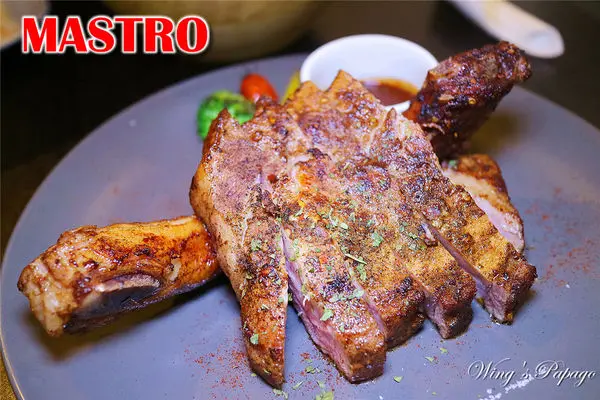 ［南京復興站美食］MASTRO CAFÉ復北店。最強戰斧豬排／木碗沙拉／巧克力香蕉舒芙蕾鬆餅體驗。南京東路站美食。