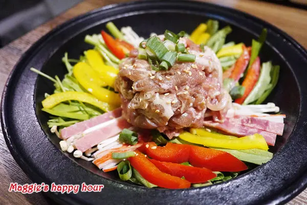 台北東區。捷運國父紀念館站【劉震川－日韓大食館】創新火烤二吃美味韓式火鍋等你嚐鮮※韓式火鍋。日式火鍋。章魚干貝燒肉鍋。春川雞鍋。部隊鍋。海鮮煎餅。辣炒年糕