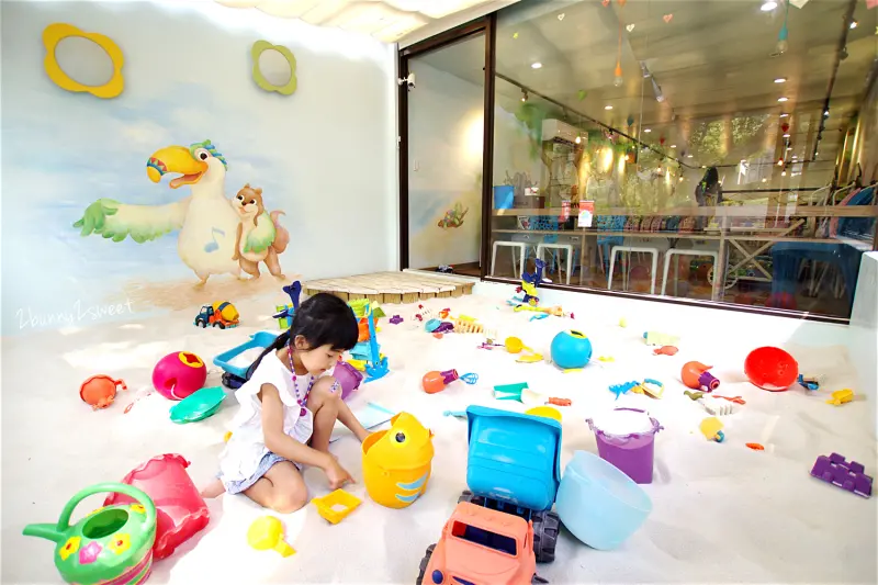 [親子餐廳。台北] 天母 Hello! Jazz! 親子餐廳～明亮沙坑 x 原木扮家家 x 迷你球池～好有溫度的繪本風親子餐廳｜雨天景點｜室內遊樂園