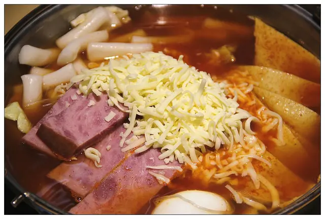 【台北信義區】♥TIGERTOPOKI泰一格♥韓國年糕火鍋-亞洲小王子李光洙代言。韓國美食集團Zoo Holdings率軍登台。10種年糕火鍋任你選~紫菜包飯超好吃(統一阪急百貨B2美食街)