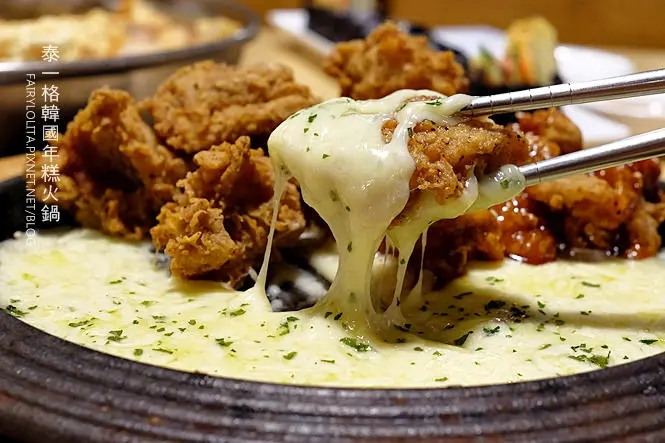 《北市信義區♥食記》泰一格韓國年糕火鍋。無極限起司牽絲好銷魂，還有韓國炸雞伴上起司也超對味！(市政府捷運站) / 烤肉 香蕉牛奶 魷魚 海鮮煎餅 聚餐 約會