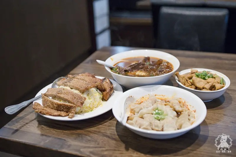 五草車中華食館南昌店｜台北中正古亭食記｜心目中酸辣湯的霸主，排骨炒飯也超好吃，與鼎泰豐口味87分像，但便宜不少也不用等太久 - 卡爾茗 C.L.M.