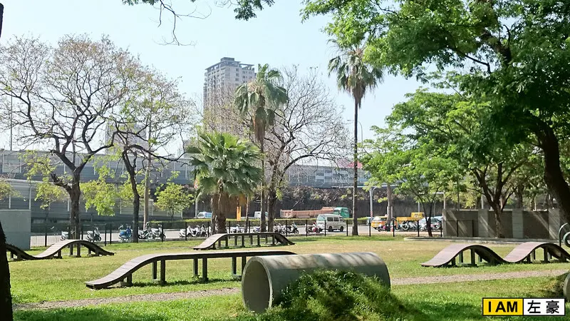 [玩樂] 高雄首座狗狗運動公園 (波浪板、涵洞、草地、沙地通通有)  