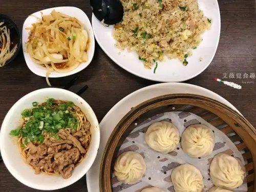 【台中西區】會噴汁的小籠包就藏在這間店內，除了小籠包外粒粒分明的炒飯也是絕頂料理 || 饕之鄉李姐的店