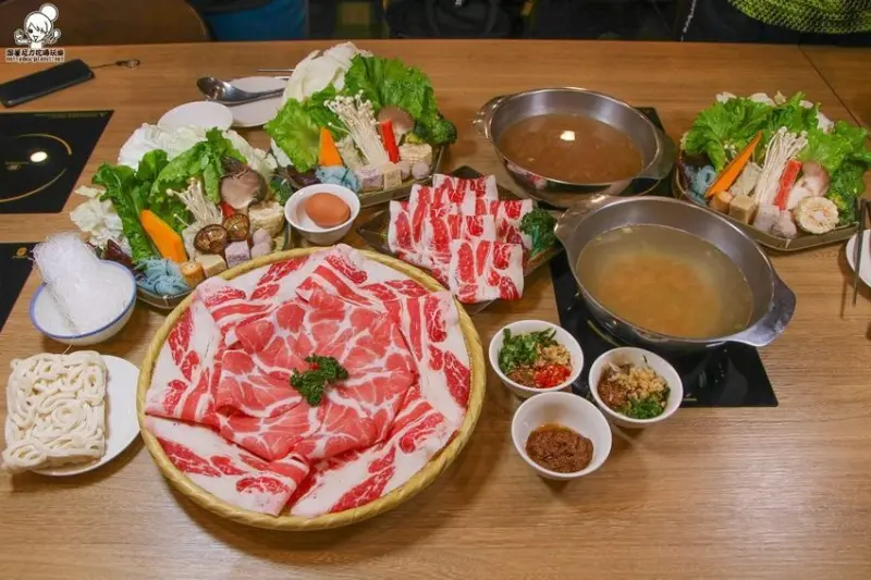 午食、宵夜場推薦美食｜超值套餐澎派好料，加入會員打卡免費多送肉肉盤 X 火鍋肉肉控集合。賽門汕頭火鍋 富民店 - 跟著尼力吃喝玩樂＆親子生活