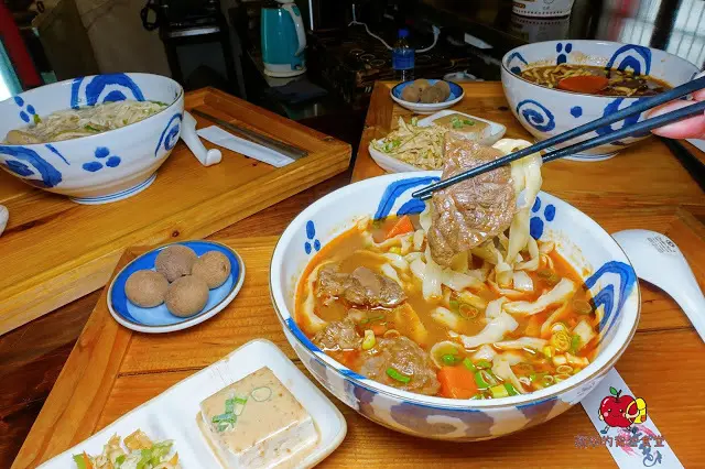 [食記] 新竹東區-墨簡單料理 中午時段 牛肉麵 麻辣牛肉麵椒香酥麻 半筋半肉膠質豐富 清燉雞腿麵湯頭清燉味道香醇