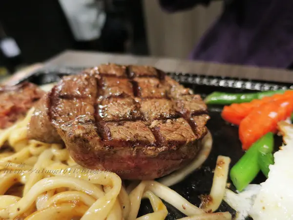 大快朵頤 !!!   -「哇烤」碳火炙燒牛排              