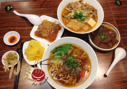 【台中】大里初麵│回味最初的感受，家常清爽的紅燒牛肉麵湯頭與義式番茄濃湯麵 