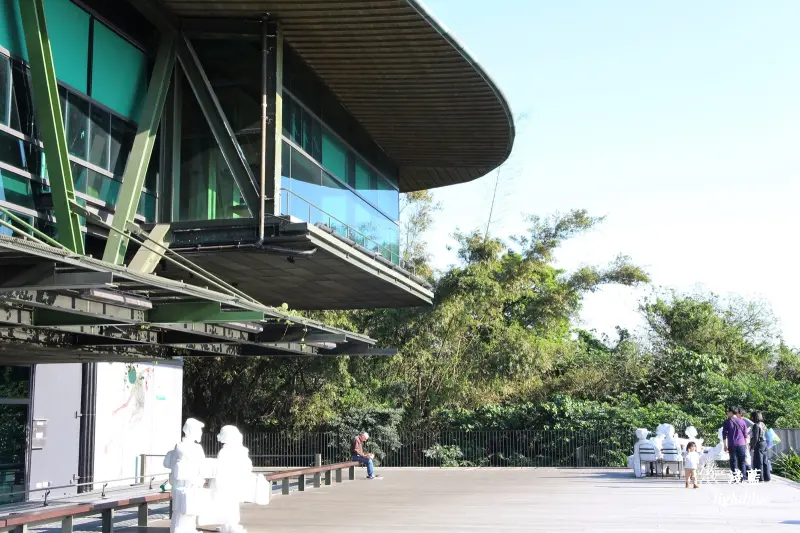 新北淡水景點：淺藍 × 雲門劇場～看樹看海看表演，在油綠大草坪遠眺台北港，329海景星巴克開幕