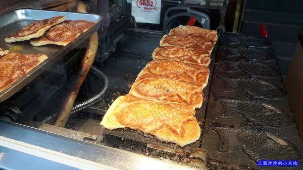 台北東門站永康街。Croissant Taiyaki 可頌鯛魚燒。銀のあん可頌鯛魚燒。香甜酥脆不膩口。銀咖哩永康店前面