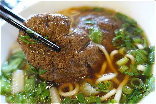 《宜蘭頭城美食》龍記尚品牛肉麵~限量秒殺三寶麵，開店前先來排排隊才有機會吃得到！