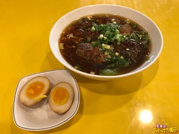 宜蘭頭城美食牛肉麵》龍記牛肉麵菜單價位大公開！限量秒殺美食超火爆牛肉麵～頭城老街必吃美食小吃餐廳推薦。