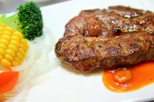 吃-橋頭。打飯屋之物超所值排餐，簡約環境餐點好吃（白飯免費吃）