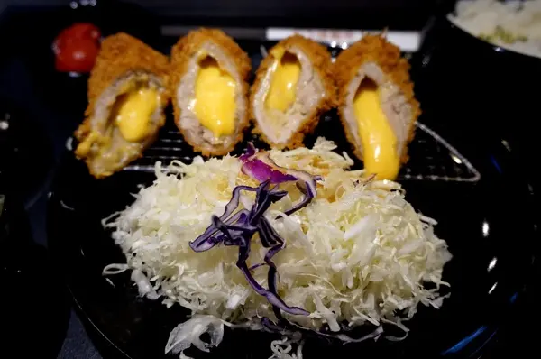 平價豬排：福勝亭(汐止遠雄購物中心店)- 黃金起司豬排捲              