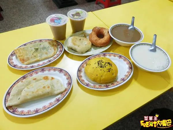 【彰化員林美食中式早餐推薦】和平早點菜單價位大公開！沒有早起絕對買不到的烤蛋餅～招牌烤蛋餅、韭菜盒、高麗菜包。