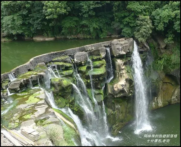 新北平溪。十分瀑布。十分老街祈福放天燈